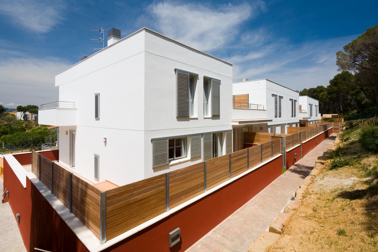 ADEMÀ CANELA COMELLA Arquitectes Associats S.L.P: 5 viviendas unifamiliares en Palamós