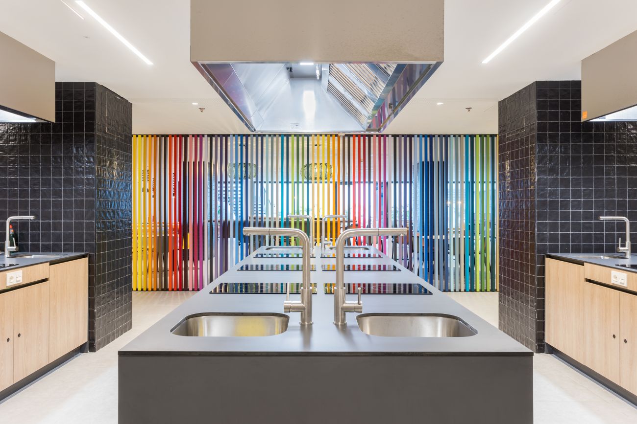 ADEMÀ CANELA COMELLA Arquitectes Associats S.L.P: EDIFICIO DE RESIDENCIA DE ESTUDIANTES EN BARCELONA